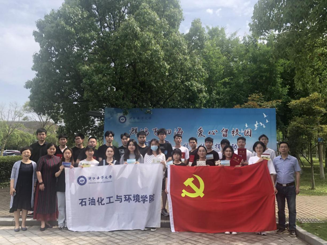 图 3老师同学们在海报前合影留念.png