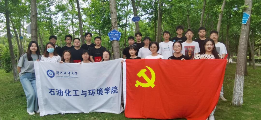 图 2毕业生代表们在树前合影留念.png